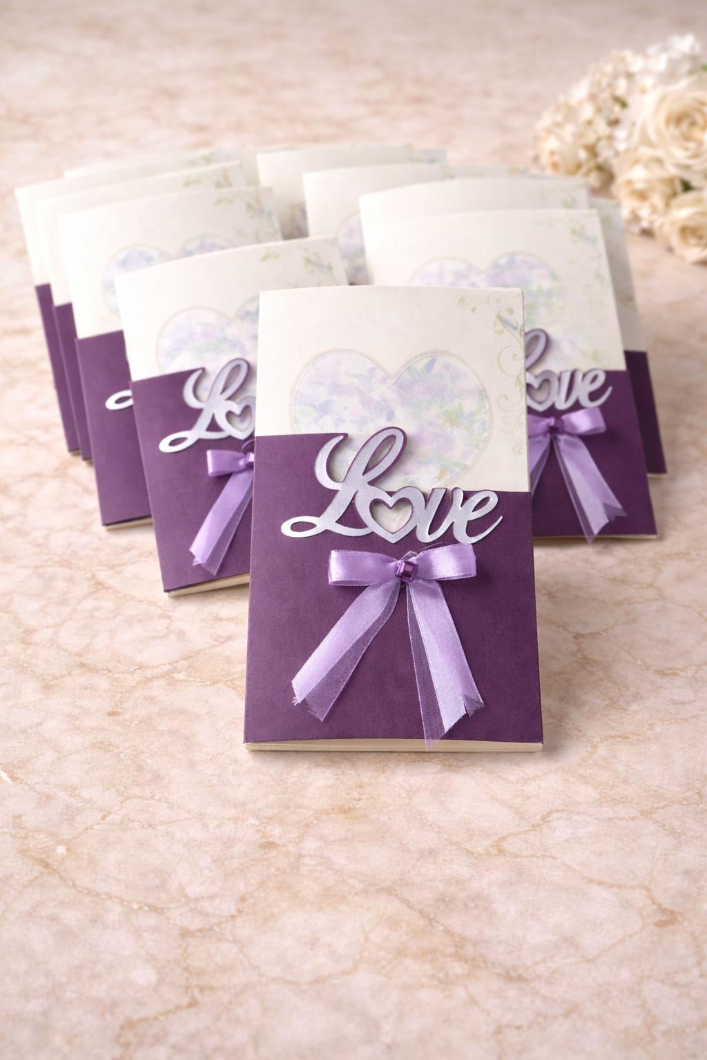Faire-part mariage romantique violet – carte élégante avec ruban satin et motif cœur Love (lot de 25)